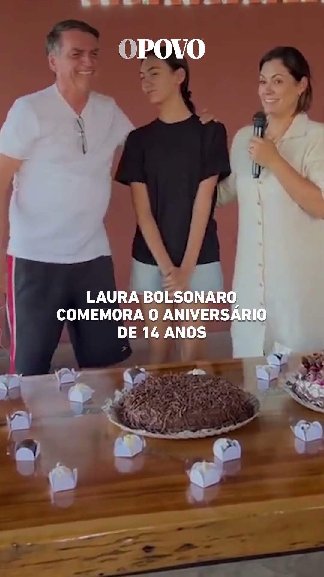 Bolsonaro publica vídeo cantando parabéns para a filha Laura 